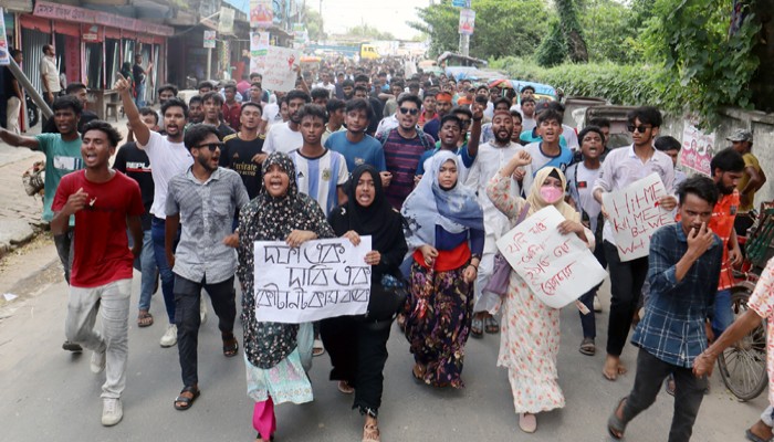 শিক্ষার্থীদের ওপর হামলাসহ কোটা সমাধানের দাবিতে ফুলবাড়ীতে শান্তিপূর্ণভাবে বিক্ষোভ