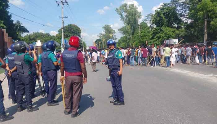 ঢাকা রাজশাহী মহাসড়ক অবরোধ করে রাবি শিক্ষার্থীদের বিক্ষোভ