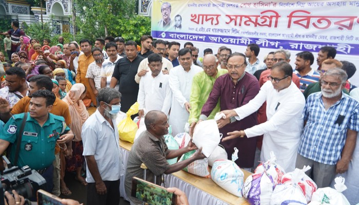 রাজশাহীতে আরো সাত শতাধিক নিম্ন আয়ের মানুষের  মাঝে খাদ্য সামগ্রী বিতরণ করলেন রাসিক মেয়র লিটন