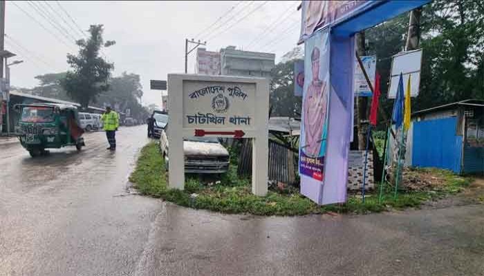 সড়কে পড়ে থাকা ব্যাগে মিলল ৫টি পেট্রোল বোমা