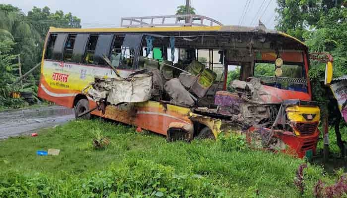 রাজবাড়ীতে বাস-ট্রাকের মুখোমুখি সংঘর্ষে ২জনের মৃত্যু