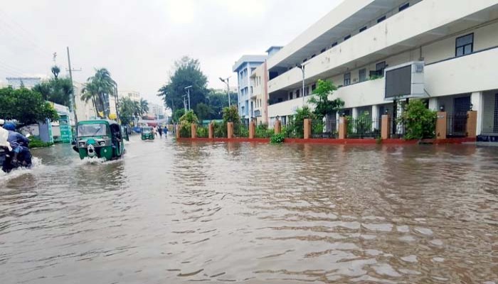 ২৪ ঘন্টায় ২৮৫ মি.মি বৃষ্টিপাত রেকর্ড বৃষ্টিতে ডুবল নোয়াখালী শহর, চরম দুর্ভোগে মানুষ