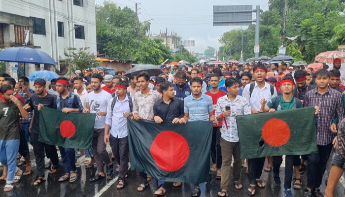 ফুলবাড়ীতে বৈরী আবহওয়াকে উপেক্ষা করে শিক্ষার্থীদের সড়ক অবরোধ ও বিক্ষোভ