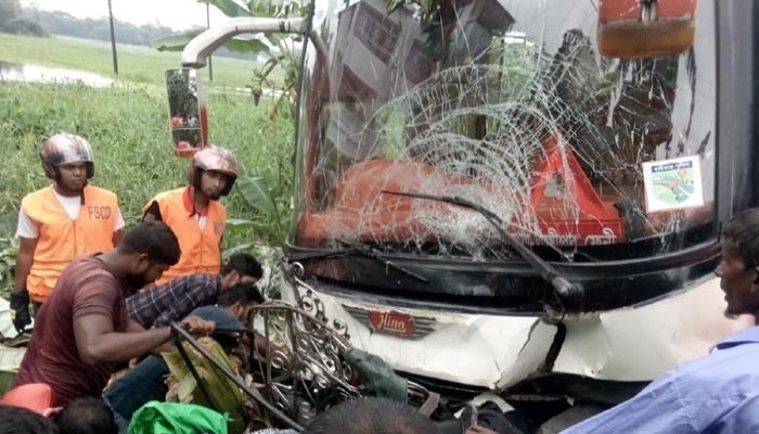 নোয়াখালীতে বেপরোয়া গতির স্টার লাইন বাস চাপায় মা-ছেলেসহ ৩জনের মৃত্যু