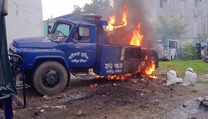 গাজীপুরের শ্রীপুর হাইওয়ে থানা ভাঙচুর ও গাড়িতে আগুন