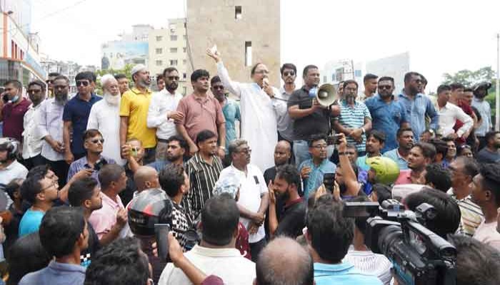 ‘পরিস্থিতি স্বাভাবিক না হওয়া পর্যন্ত আমরা রাজপথে থাকবো’: খায়রুজ্জামান লিটন