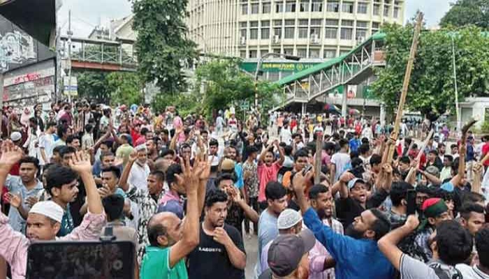 হতাহতের খবরে আবারও বিক্ষুব্ধ আন্দোলনকারীরা