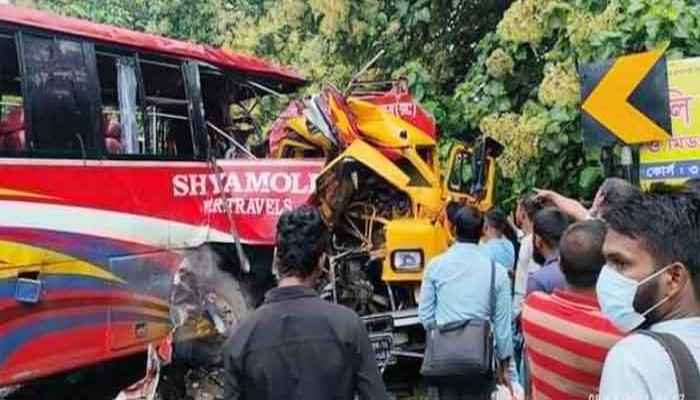 ঠাকুরগাঁওয়ে বাস-তেলবাহী ট্যাংকার মুখোমুখি সংঘর্ষে নিহত ২