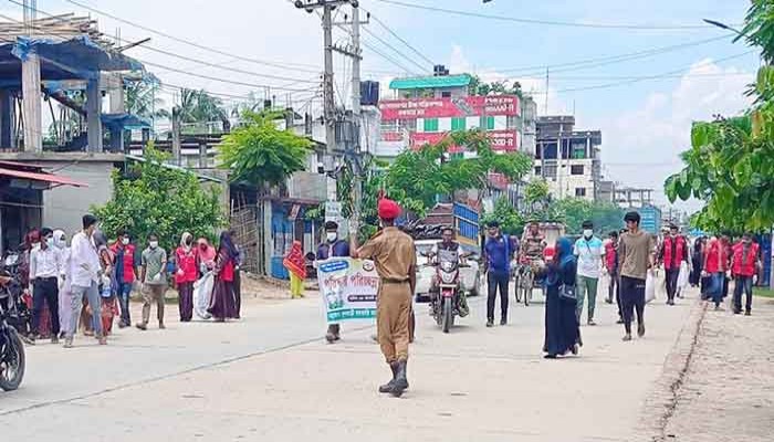 ফুলবাড়ী শহর পরিস্কার-পরিচ্ছন্ন রাখতে ঝাড়ু, বেলচা ও বস্তা হাতে শিক্ষার্থীরা