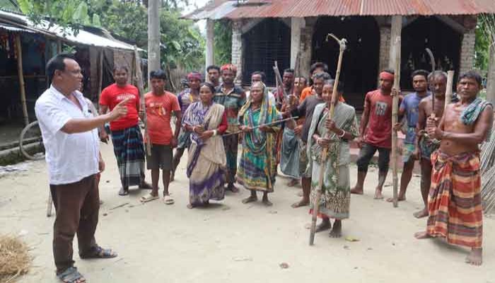 ফুলবাড়ীতে রাত জেগে হিন্দুপাড়াগুলো পাহারা