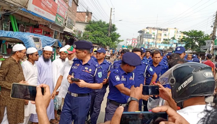 কর্মবিরতি শেষে ফুলবাড়ী থানার কার্যক্রম শুরু  ফুলেল শুভেচ্ছায় সিক্ত পুলিশ সদস্যরা