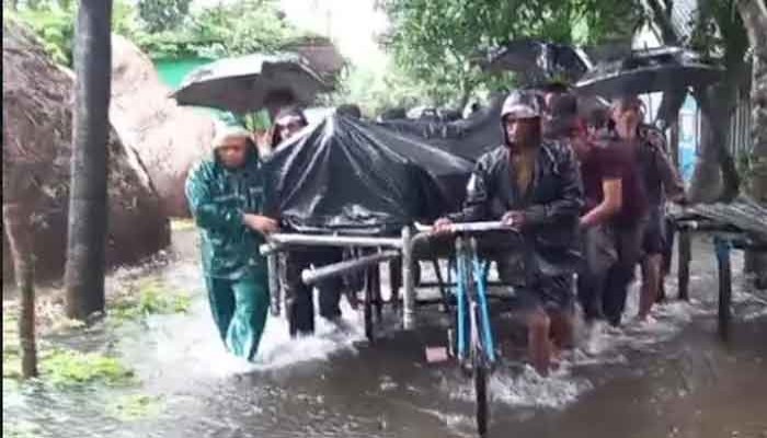 বন্যায় দুর্ভোগ: পারিবারিক কবরস্থানে দাফন হয়নি যুবকের মরদেহ