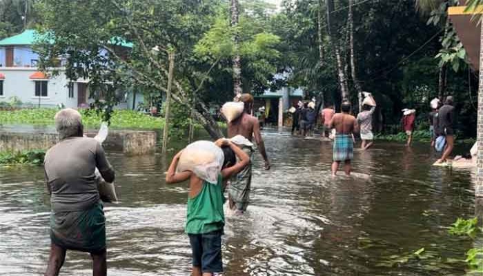 নোয়াখালীতে তারেক রহমানের পক্ষ থেকে ত্রাণ বিতরণ