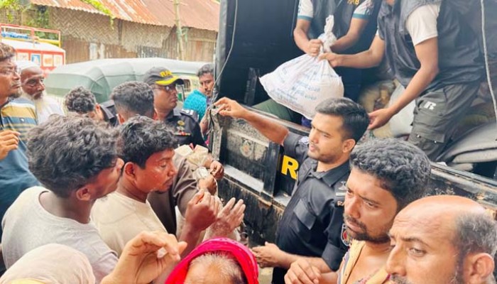 ফেনী জেলার চলমান ভয়াবহ বন্যায় বন্যার্ত ৪০০ পরিবারের মাঝে ত্রাণ সামগ্রী বিতরণ