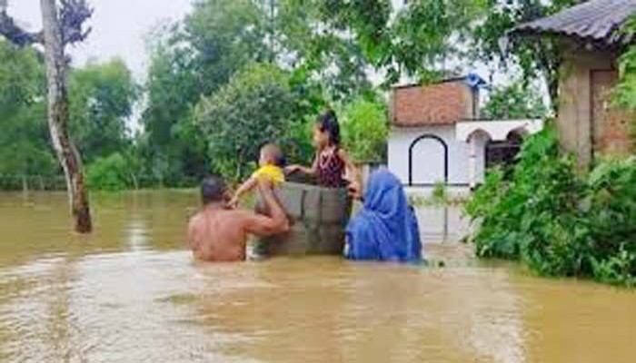 ফেনীতে বন্যা পরিস্থিতি উন্নতি, ভোগান্তি ও খাদ্য সংকট চরমে