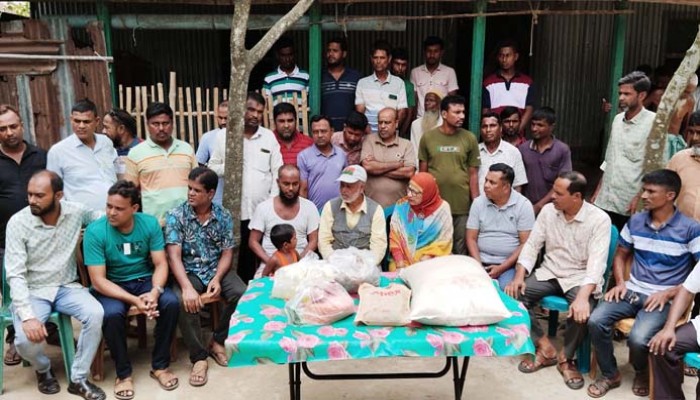 বগুড়ায় গুলিবিদ্ধ সাহাদতের পরিবারকে  খাদ্য সামগ্রী প্রদান করলেন সাবেক এমপি লালু