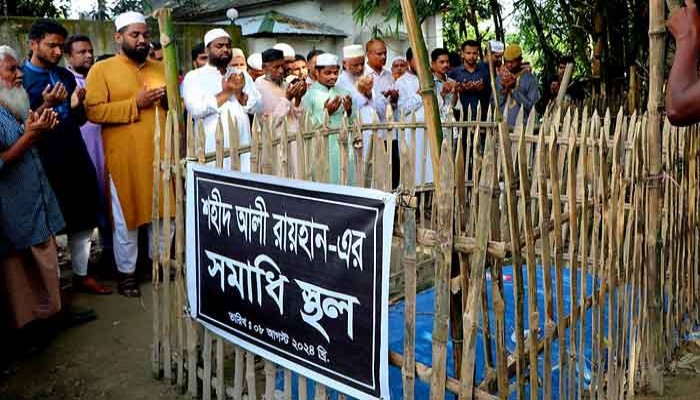 ছাত্রশিবির নেতা শহীদ আলী রায়হানের কবর জিয়ারত করলেন কেন্দ্রীয় সভাপতি মঞ্জুরুল ইসলাম