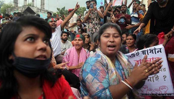 সংখ্যালঘু নির্যাতন বন্ধসহ ৮ দফা দাবিতে শাহবাগে অবরোধ