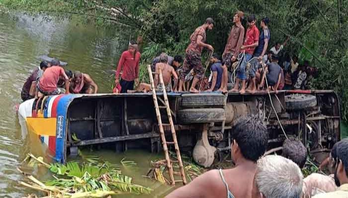 জয়পুরহাটে যাত্রীবাহী বাসের ধাক্কায় নিয়ন্ত্রণ হারিয়ে আরেকটি বাস পুকুরে