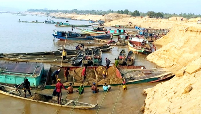 সুনামগঞ্জের সীমান্ত নদী জাদুকাটায় অভিযানের পরও চলছে মহাতান্ডব