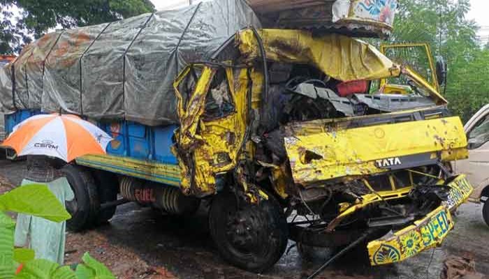 টাঙ্গাইলে বাস-ট্রাক মুখোমুখি সংঘর্ষে নিহত ৪