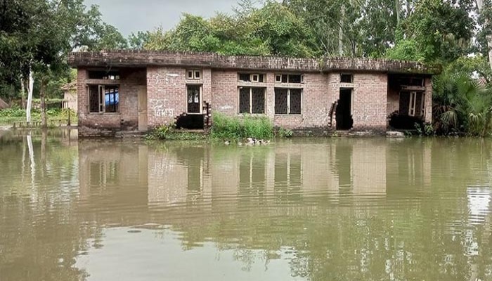 রাণীনগর নারায়নপাড়া উপস্বাস্থ্য কেন্দ্র রোগীর চিকিৎসাসেবা-ওষুধ নিতে হয় পানিতে নেমে