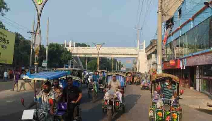 রাসিকের তৈরী ফুটওভার ব্রিজে উঠেন না পথচারীরা