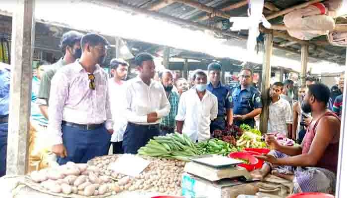 নওগাঁয় টাস্কফোর্স অভিযানে ৭ ব্যবসায়ীকে জরিমানা