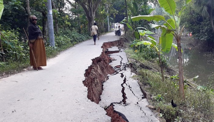 অনিয়মের অভিযোগ স্থানীয়দের, আত্রাইয়ে পাকা সড়ক দেবে ধসে গেলো খালের মধ্যে