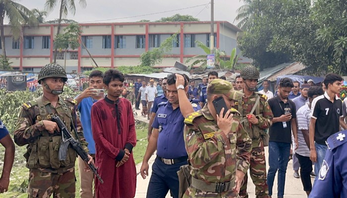 পৃথক অভিযান  আত্রাইয়ে বিষ্ফোরক মামলার আসামীসহ গ্রেফতার - ৩