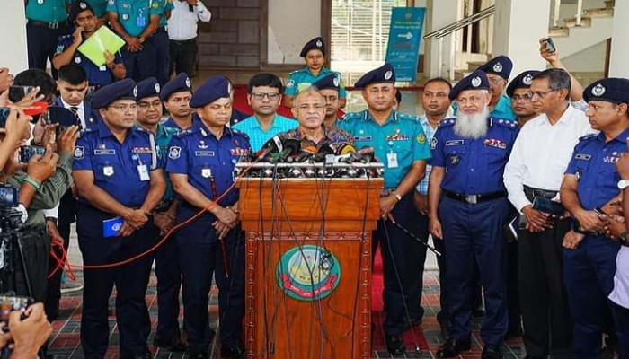 রাজশাহীতে আইনশৃঙ্খলা বিষয়ক মতবিনিময় সভায় স্বরাষ্ট্র উপদেষ্টা