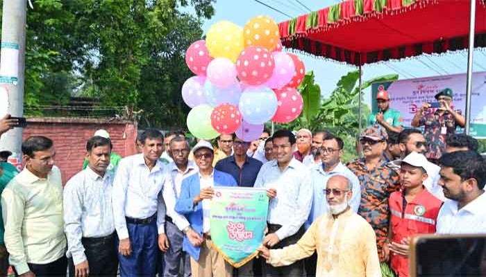 জাতীয় যুব দিবস উপলক্ষে খাল পরিষ্কার অভিযানের উদ্বোধনী অনুষ্ঠানে বিভাগীয় কমিশনার