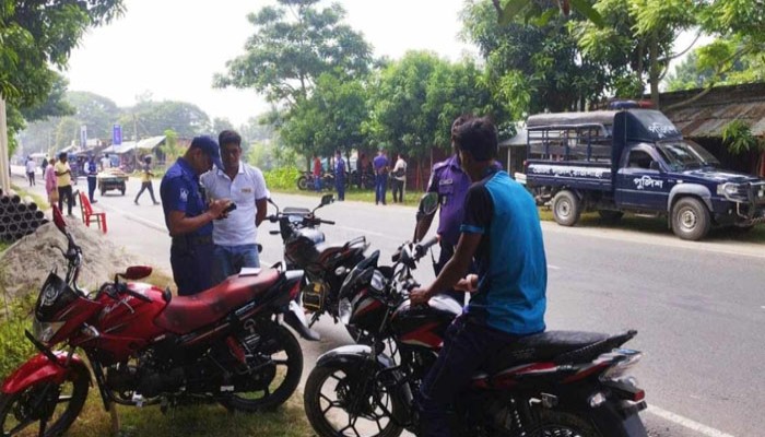 মোহনপুরে সড়ক দুর্ঘটনা রোধে রাস্তায় নেমেছে পুলিশ