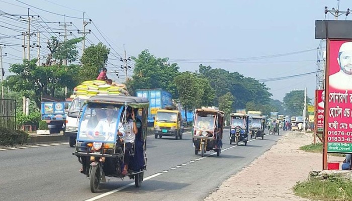 মহাসড়কে অবাধে অবৈধ যান