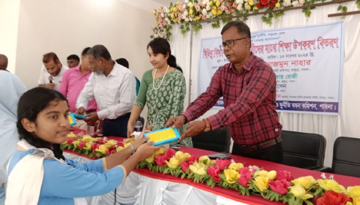 ভাঙ্গুড়ায় শিক্ষার্থীদের মাঝে শিক্ষা উপকরণ বিতরণ