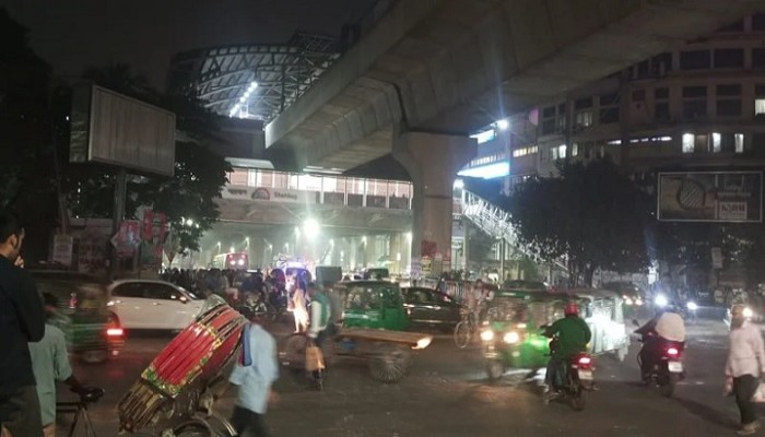 শাহবাগে আন্দোলন করা ইসকন সদস্যদের সরিয়ে দিল জনতা