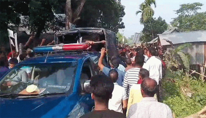 ইসকনের মিছিল থেকে পুলিশের গাড়িতে হামলা