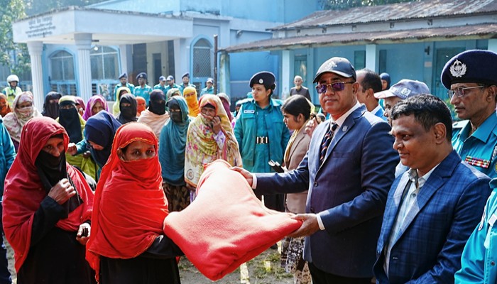 মহানগরীতে শীতবস্ত্র বিতরণ করলেন পুলিশ কমিশনার