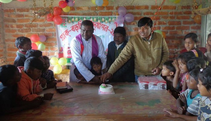 ফুলবাড়ীতে শিশু শিক্ষার্থীদের নিয়ে কেক কেটে প্রাক বড়দিন পালন