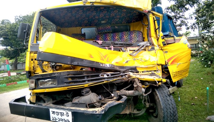 ফুলবাড়ীতে মেরামতরত ট্রাক্টরে ট্রাকের ধাক্কা ট্রাক্টর চালক নিহত: আহত ট্রাক চালক