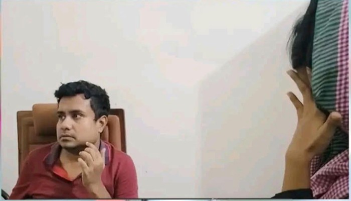 রাবি শিক্ষকের কক্ষে আপত্তিকর অবস্থায় ছাত্রী