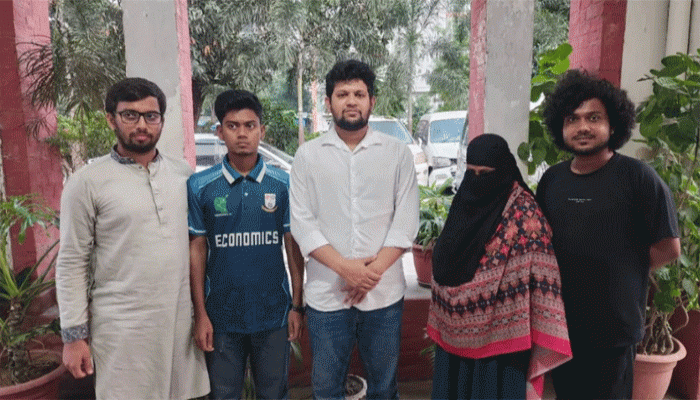 বোতল ছোড়া সেই শিক্ষার্থীকে পরিবারের কাছে হস্তান্তর বোতল ছোড়া সেই শিক্ষার্থীকে পরিবারের কাছে হস্তান্তর