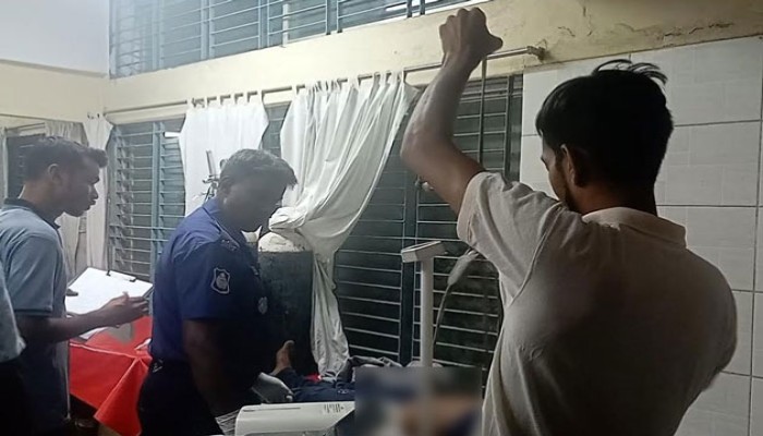 চাঁপাইনবাবগঞ্জের মমতা ক্লিনিক  এ ওয়ার্ড বয়ের লা’শ উদ্ধার চাঁপাইনবাবগঞ্জের মমতা ক্লিনিক  এ ওয়ার্ড বয়ের লা’শ উদ্ধার