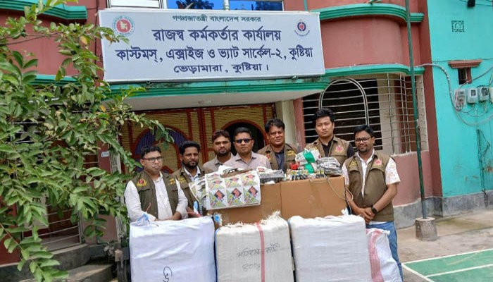 কুষ্টিয়ায় নকল বিড়িসহ বিভিন্ন উপকরণ জব্দ কুষ্টিয়ায় নকল বিড়িসহ বিভিন্ন উপকরণ জব্দ