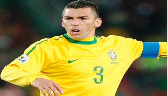 আগুনে পুড়ে গিয়ে হাসপাতালে ভর্তি ব্রাজিলের বিশ্বকাপজয়ী ফুটবলার