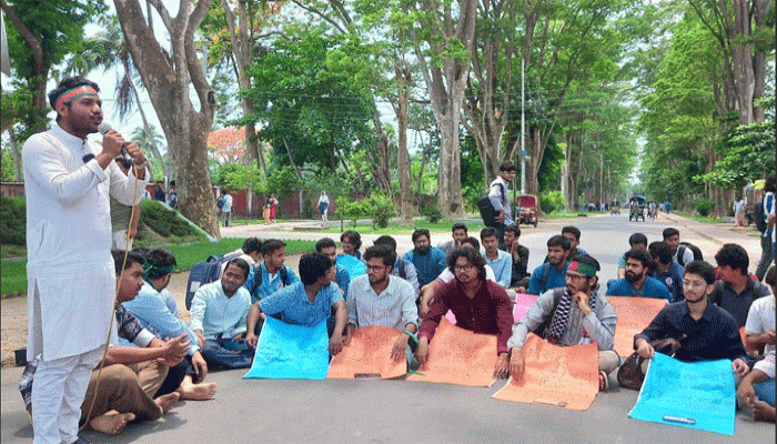 রাকসু নির্বাচন ও শতভাগ আবাসনের দাবিতে রাবি শিক্ষার্থীদের বিক্ষোভ