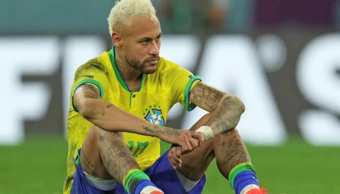 মাঠে ফিরেই বিদায় নেইমারের, অনিশ্চিত ভবিষ্যৎ চুক্তিও