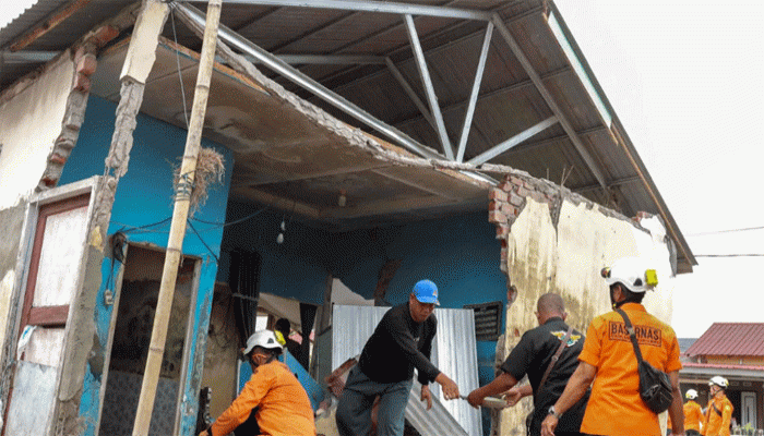 ইন্দোনেশিয়ায় ভূমিকম্পে শতাধিক ঘরবাড়ি ক্ষতিগ্রস্ত ইন্দোনেশিয়ায় ভূমিকম্পে শতাধিক ঘরবাড়ি ক্ষতিগ্রস্ত