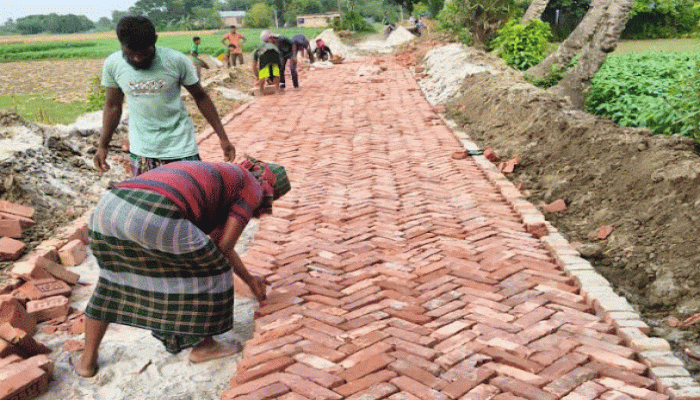 বড়াইগ্রামে সড়ক নির্মাণে নিম্নমানের ইট ব্যবহারের অভিযোগ