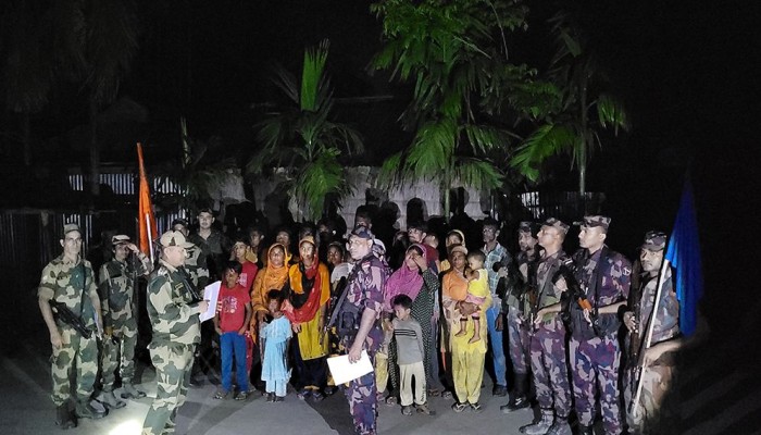 ভারতে আটক ২৪ বাংলাদেশিকে বিজিবির কাছে হস্তান্তর ভারতে আটক ২৪ বাংলাদেশিকে বিজিবির কাছে হস্তান্তর